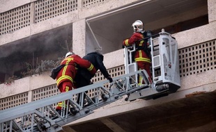 A 15 jours de la présidentielle, les sapeurs-pompiers de France ont interpellé le prochain chef de l'Etat sur la réduction des moyens des autres services de secours alors que leur numéro d'urgence, le 18, "répond quoi qu'il arrive"