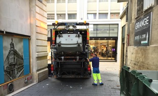 Illustration d'un camion-benne collecteur de déchets.