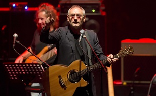 Prévenu à la dernière minute, le chanteur Michael Jones n'est pas content.