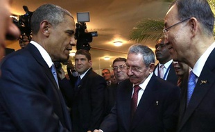 Les présidents américain Barack Obama et cubain Raul Castro lors du sommet des Amériques le 11 avril 2015 à Panama