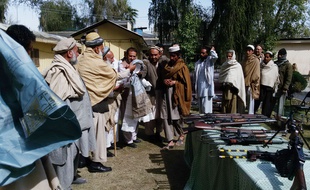 Cérémonie de reddition de talibans dans la province de Nangarhar en Afghanistan, le 12 mars 2015.