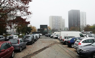 La place de Zagreb est située au coeur du quartier du Blosne à Rennes.