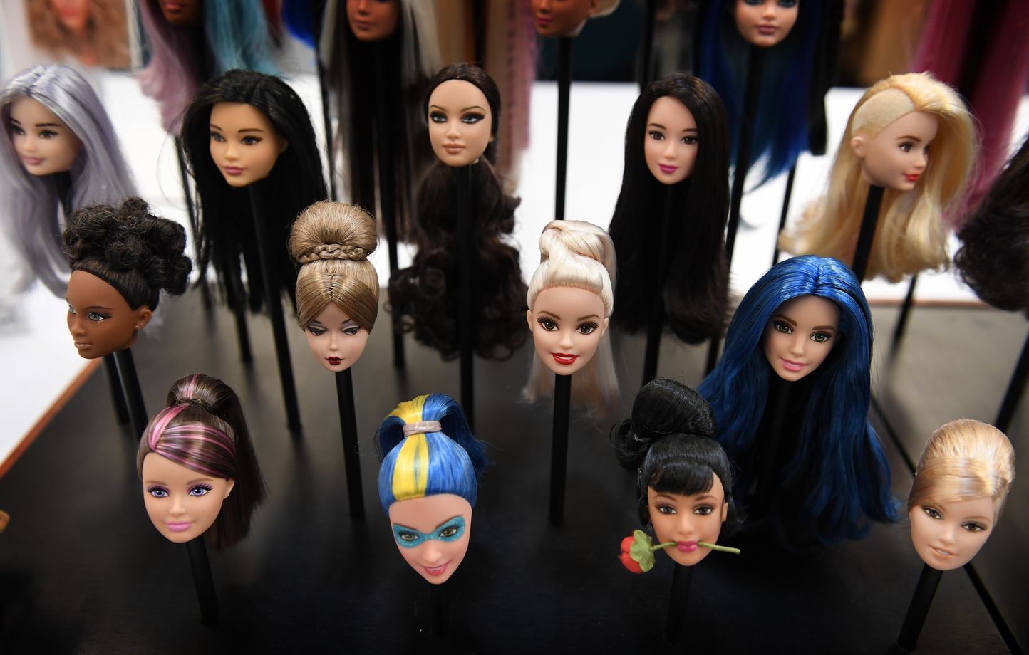 Des prototypes de têtes de Barbie, à l'atelier d'El Segundo, en Californie, où la poupée est conçue.