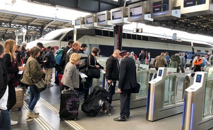 Des voyageurs embarquent à gare de l'Est, à Paris (Illustration).