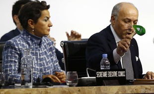 Christiana Figueres, responsable climat à l'ONU, et Laurent Fabius, le 12 décembre 2015 au Bourget. Le ministre des Affaires étrangères abat son maillet pour déclarer l'adoption de l'accord pour le climat.
