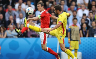 Le Suisse Stephan Lichtsteiner (à gauche), à la lutte avec le Roumain Alexandru Chipciu, lors de l'Euro 2016, le 15 juin 2016.