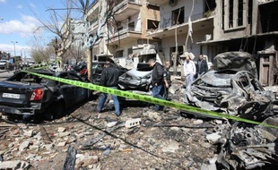 Deux attaques, attribuées par les autorités syriennes à des "terroristes", ont fait 27 morts et 140 blessés samedi à Damas, au moment où un diplomate annonçait que l'Arabie saoudite envoyait via la Jordanie du matériel militaire aux déserteurs de l'Armée syrienne libre (ASL).