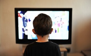Les enfants des classes sociales plus défavorisées ont passé plus de temps devant les écrans pendant le confinement.