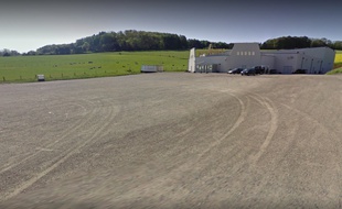 Le parking de la discothèque le Sphinx à Charmes. Google view capture d'écran.