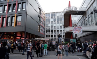 Des étudiants manifestent devant le campus de Censier le 20 avril 2018 à Paris.