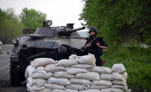 Des soldats ukrainiens le 1er mai 2014 à un point de contrôle près de Slaviansk