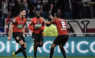 Auteur du but décisif en fin de rencontre, Ramy Bensebaini est ici félicité par ses coéquipers. JEFF PACHOUD