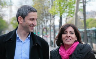La socialiste Anne Hidalgo et l'écologiste Christophe Najdovski posent ensemble à Paris, au lendemain du premier tour des élections municipales
