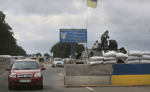 Les forces ukrainiennes gardent un check-point à l'Est du pays, le 28 août 2014.