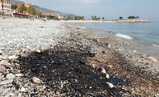 Hydrocarbures issus d'un dégazage en mer sur la Côte d'Azur, en 2003.
