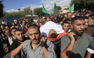 Un combattant palestinien a été tué et un autre sérieusement blessé dimanche après-midi à Gaza quelques heure après le rétablissement d'une trêve fragile entre les factions palestiniennes et Israël.