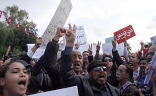 Des centaines de Tunisiens se sont rassemblés, mercredi, devant le siège de l'Assemblée Constituante élue le 23 octobre pour demander un meilleur équilibre des pouvoirs et dénoncer un projet présenté par le parti islamiste Ennahda, ont constaté des journalistes de l'AFP.