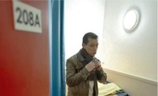 Mounir, 31 ans, habite au nouveau centre d'hébergement Emmaüs Pereire, situé dans le 17e arrondissement de Paris.