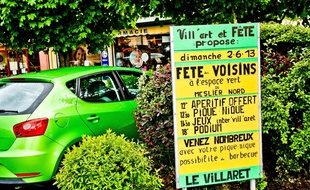 Panneau qui indique la fete des voisins. Le Mans, 2013.