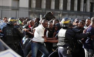 Des CRS repoussent les "gilets noirs" aux abords du panthéon, vendredi 12 juillet.