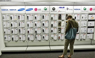 Les téléphones mobiles et les smartphones sont les objets high-tech les plus offerts.