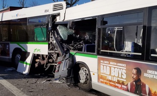 Trois bus sont entrés en collision, lundi midi