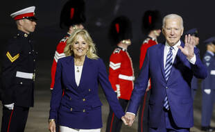 Le président américain Joe Biden, accompagné de sa femme Jill Biden, à son arrivée en Grande-Bretagne le 9 juin 2021.