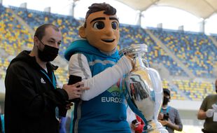 La mascotte de l'Euro 2021, pas au point sur les gestes barrières.