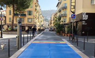 Les entrées et sorties de la rue Bonaparte sont matérialisées par des arcs-en-ciel