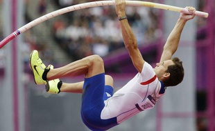 Renaud Lavillenie, pendant les qualifications du saut à la perche aux Jeux olympiques de Londres, le 8 août 2012.