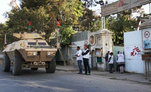 Un char afghan devant l'hôpital de MSF le 15 octobre 2015 à Kunduz