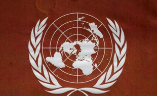 L'emblème des Nations unies au siège de l'organisation à New York