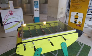 Le baby-foot est aux couleurs du FC Nantes.