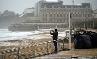 De la mousse était apparue au lendemain de la tempête Amélie, sur la grande plage de Biarritz.