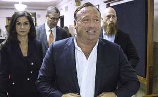 L'animateur américain Alex Jones, le 17 avril 2017 à son arrivée au tribunal, à Austin, au Texas.