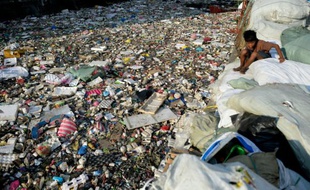 Une plage couverte de déchets plastiques à Manille, le 23 janvier 2016