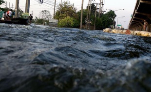 La Premier ministre thaïlandaise a prévenu mardi que certains quartiers de Bangkok pourraient être encore inondés au nouvel an, tandis que la situation s'améliore de jour en jour dans d'autres parties de la capitale.