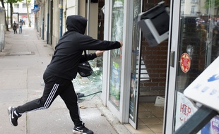 Manifestation interdite contre la loi travail ou loi El Khomri a Nantes le 26 05 2016. Heurts avec la police. Banque attaquees par les manifestants.//SALOM-GOMIS_13370971/