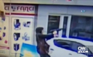 Des images vidéo tirées de caméras de surveillance montrent deux femmes ouvrant le feu à l'arme automatique sur un bus de la police à Istanbul.