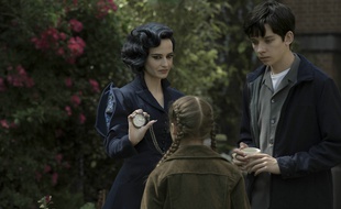 Eva Green avec la montre de Miss Peregrine et les enfants particuliers de Tim Burton