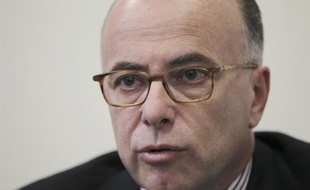 Le ministre de l'Intérieur Bernard Cazeneuve lors d'une conférence de presse à Cherbourg le 8 mai 2015