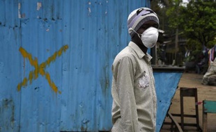 Un garde dans un hôpital de Moronvia, le 25 septembre 2014, où sévit l'épidémie d'Ebola