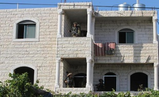 Des soldats israéliens ont investi une maison appartenant à des Palestiniens à Tapuah, en Cisjordanie, le 18 juin 2014 dans le cadre des opérations de recherche des 3 Israéliens disparus depuis 6 jours