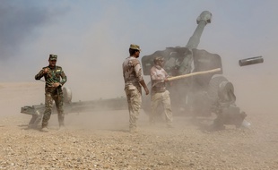 Artillerie irakienne entre Markhmour et Qayyarah a 70 km au sud de Mossoul. tir de canon sur les positions de Daesh.