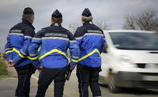 Marguerittes, le 12 decembre 2014. Operation de sensibilisation des usagers aux risques routiers et aux dangers des trajets quotidiens domicile/travail. Cette operation est menee par la Gendarmerie Nationale et les volontaires du Programme d'Actions de Securite Routiere. Un panneau lumineux d'information de vitesse fait partie du dispositif./LODIFRANCK_1854.01/Credit:Franck LODI/SIPA/1412141902