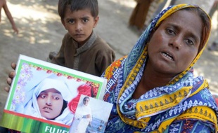 La villageoise pakistanaise Razia Shaikh montre une photo de sa fille lors d'une interview avec l'AFP, le 18 octobre 2014 à Sukkur