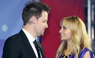 Repérée Nicole Richie lees yeux dans les yeux de Joel Madden, à la cérémonie d'illumination de Noël de l'Unicef.