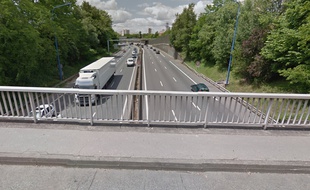 L'homme voulait se jeter sur le périphérique depuis ce pont situé entre les rues Rambaud et Charbonnière à Toulouse.