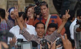 Le gouverneur de Jakarta Joko Widodo (les bras levés), candidat à la présidentielle, après son discours place Tugu Proklamasi, à Jakarta, le 9 juillet 2014
