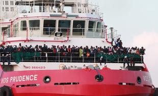 Le bateau Prudence de MSF, le 14 juillet 2017, au large des côtes libyennes après le sauvetage de migrants en mer méditerranée.